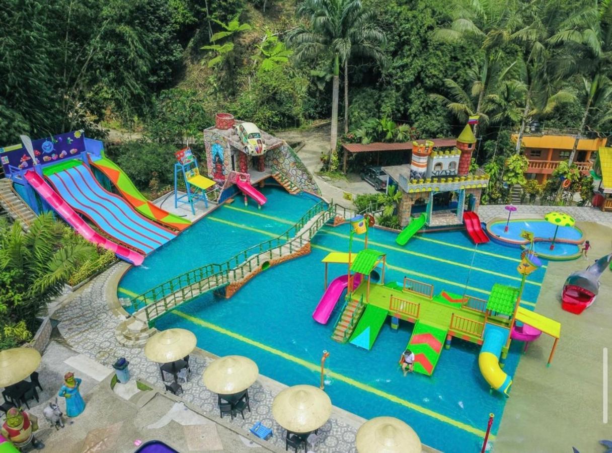 ホテル Hosteria D'Carlos Aqua Park サント・ドミンゴ・デ・ロス・コロラドス エクステリア 写真